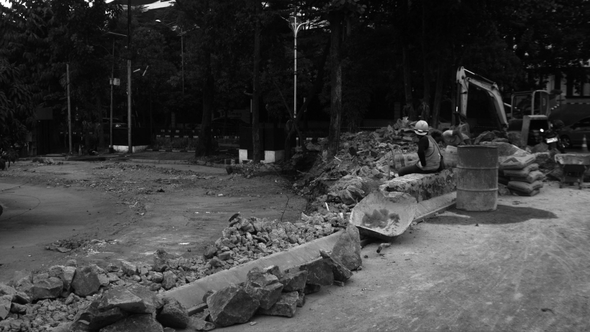 Perpustakaan Gasibu tinggal puing. (Foto: Prima Mulia/BandungBergerak)