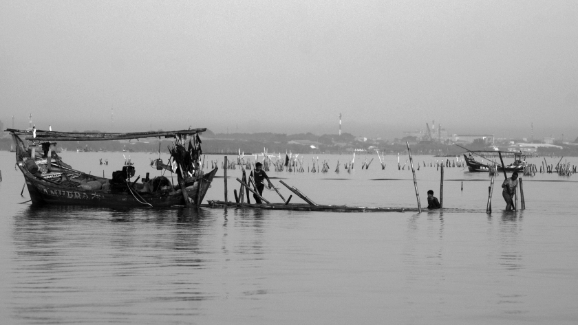 Mencari ikan semakin sulit. (Foto: Prima Mulia/BandungBergerak)
