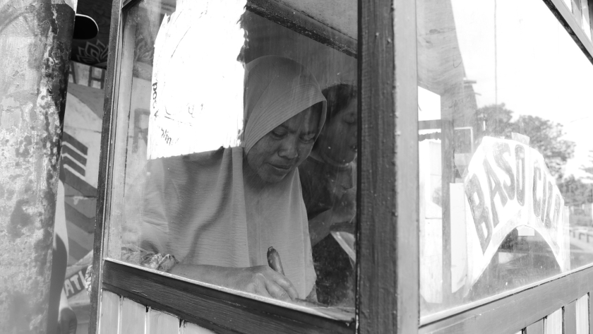 Aisyah melayani pembeli di lapak baksonya. (Foto: Fitri Amanda/BandungBergerak)