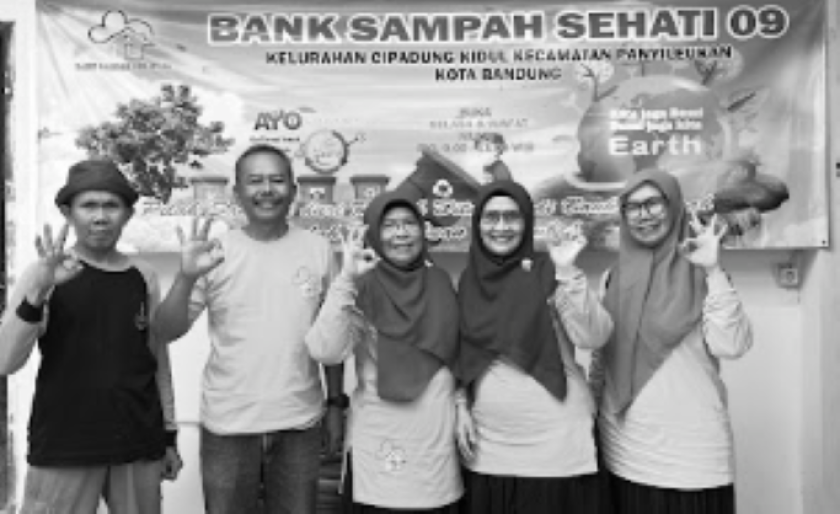 Para pegiat Bank Sampah Sehati 09, Cipadung Kidul, Bandung, Selasa, 11 Agustus 2026. (Foto: Anisa Putri Balqis/BandungBergerak)