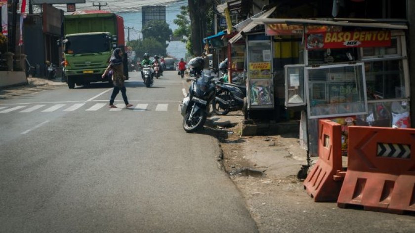 Lalu lintas dan pejalan kaki di kawasan Jatinangor, Sumedang, Juli 2026. (Foto: TIM Redaksi Vonis)