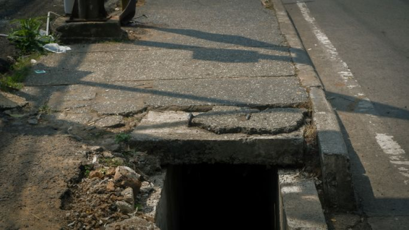 Trotoar berlubang di kawasan Jatinangor, Sumedang, Juli 2026. (Foto: TIM Redaksi Vonis)