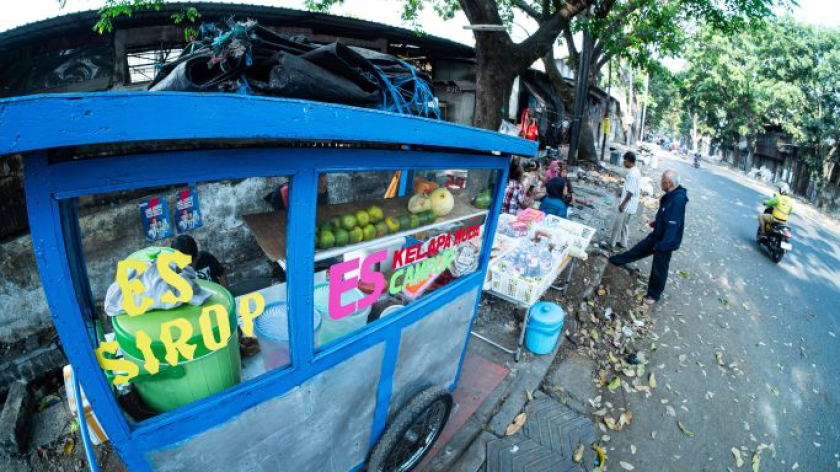 Pedagang es sirop di Jalan Rajawali Timur, Bandung, Minggu, 16 Agustus 2026. (Foto: Insan Radhiyan/BandungBergerak)