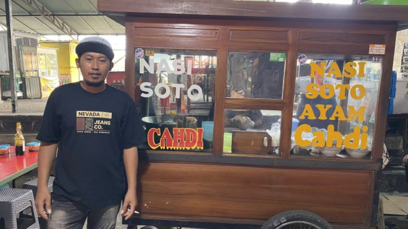 Pedagang nasi soto di Jalan Gelap Nyawang, Bandung, Agustus 2026. (Foto: Yopi Muharam/BandungBergerak)