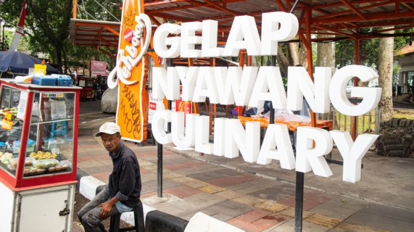Pedagang di kawasan Jalan Gelap Nyawang, Bandung, 21 Agustus 2026. (Foto: Insan Radhiyan/BandungBergerak)