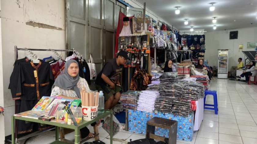 Pedagang pakaian menempati salah satu toko di Bandung, Agustus 2026. (Foto: Yopi Muharam/BandungBergerak)