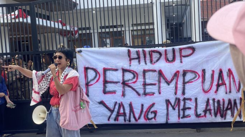 Aksi solidaritas untuk korban kekerasan seksual di depan Gedung DPRD Kabupaten Sumedang, Jawa Barat, Kamis, 3 Agustus 2026. (Foto: Yopi Muharam/BandungBergerak)