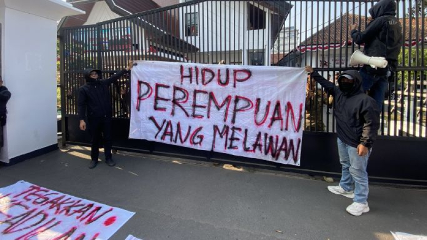 Aksi solidaritas untuk korban kekerasan seksual di depan Gedung DPRD Kabupaten Sumedang, Jawa Barat, Kamis, 3 Agustus 2026. (Foto: Yopi Muharam/BandungBergerak)