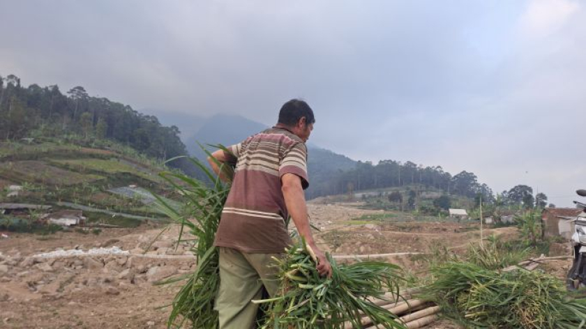 Warga di bekas lokasi longsor Kampung Babakan, Desa Pasirlangu, Kecamatan Cisarua, Kabupaten Bandung Barat, Sabtu, 21 Agustus 2026. (Foto: Jawahir Almaani/BandungBergerak)