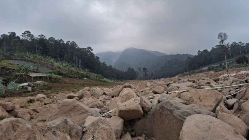 Lokasi longsor Kampung Babakan, Desa Pasirlangu, Kecamatan Cisarua, Kabupaten Bandung Barat, Sabtu, 21 Agustus 2026. (Foto: Jawahir Almaani/BandungBergerak)