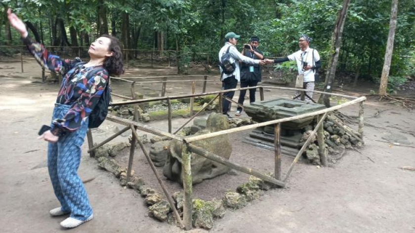Melempar koin dengan membelakangi situs. (Foto: Merrina Listiandari)