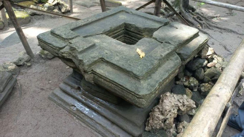 Batu balok persegi yang melambangkan Yoni di TWA Pananjung, Pangandaran. (Foto: Merrina Listiandari)