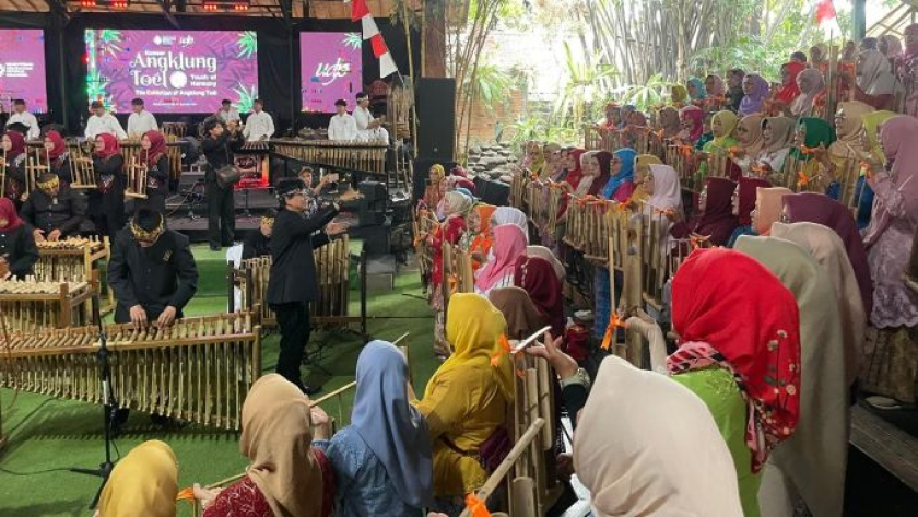Pertunjukan angklung dari komunitas Layung Wanoja di Saung Angklung Udjo, Bandung, Jumat, 25 September 2026. (Foto: Retna Gemilang/BandungBergerak)