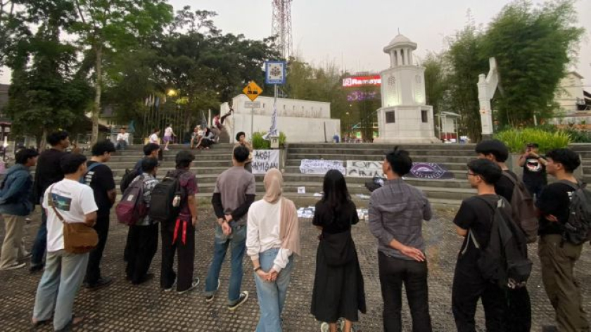 Aksi Kamisan Cimahi perdana di Alun-alun Cimahi, seberang Gedung DPRD Kota Cimahi, Kamis, 15 Oktober 2026. (Foto: Yopi Muharam/BandungBergerak)