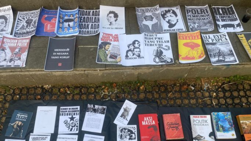 Lapakan buku di Aksi Kamisan Cimahi perdana di Alun-alun Cimahi, seberang Gedung DPRD Kota Cimahi, Kamis, 15 Oktober 2026. (Foto: Yopi Muharam/BandungBergerak)