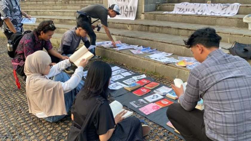Lapakan buku di Aksi Kamisan Cimahi perdana di Alun-alun Cimahi, seberang Gedung DPRD Kota Cimahi, Kamis, 15 Oktober 2026. (Foto: Yopi Muharam/BandungBergerak)