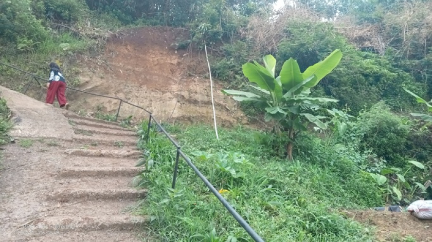 Jalan menanjak menuju mata air di lereng Bukit Pangjebolan. (Foto: Ernawatie Sutarna)