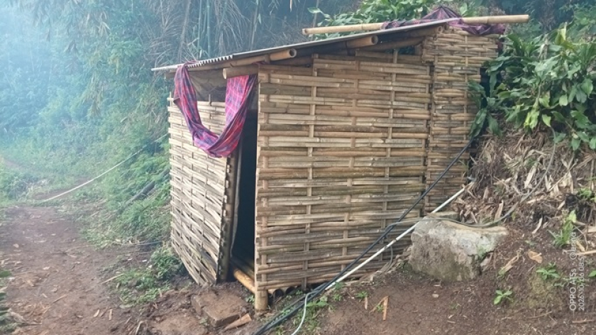 Saung bambu di dekat mata air, terdapat keran untuk mengalirnya air mata air. (Foto: Ernawatie Sutarna)