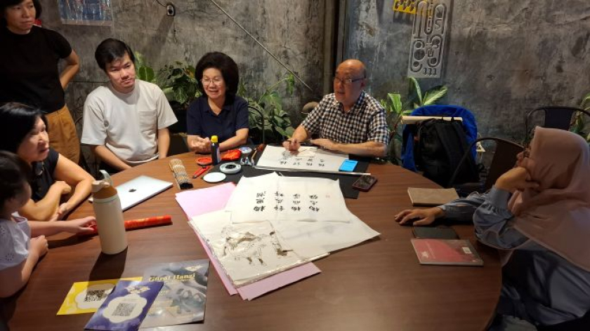 Film dan cerita Owen mengemuka dalam Layar Tancap Terang Bulan bersama SineSofia di rangkaian acara CapCipCup Fest 02: TERANG BULAN di Tjap Sahabat, Jl. Cibadak No. 168A, Bandung, Sabtu malam, 17 Oktober 2026. (Foto: Retna Gemilang/BandungBergerak)