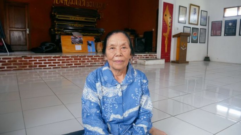 Mih Eros, 71 tahun, sesepuh penghayat di kampung Cicalung di Pasewakan Waruga Jati, Lembang, Rabu, 21 Oktober 2026. (Foto: Fitri Amanda/BandungBergerak)