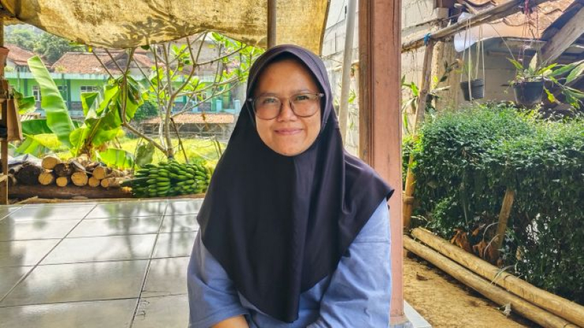 Nyimas Siti Nurjanah, 30 tahun, di Kampung Adat Cikondang, Kabupaten Bandung, Kamis, 15 Oktober 2026. (Foto: Fitri Amanda/BandungBergerak)