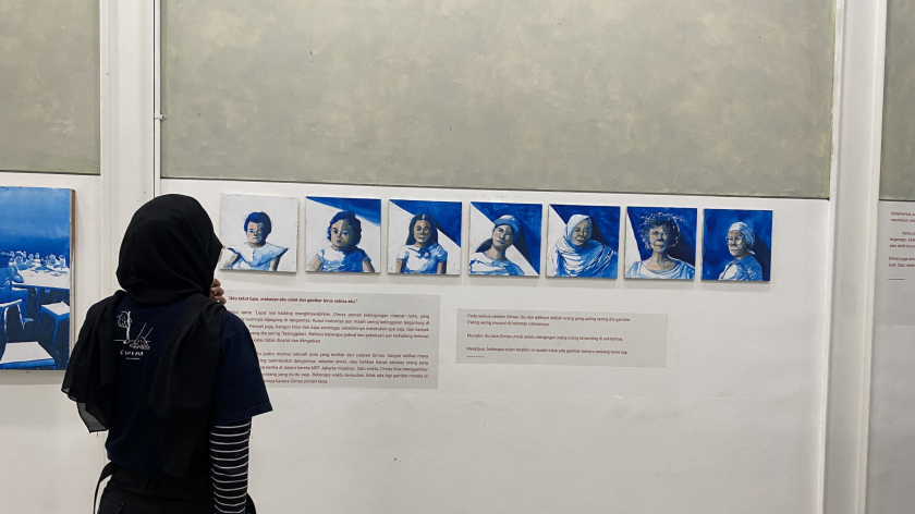 Pengunjung menikmati karya dalam pameran Forgetting as a Method. (Foto: Yopi Muharam/BandungBergerak)