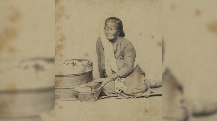 Menanak nasi di Jawa. Foto diambil sebelum tahun 1880. (Koleksi KITLV 91146, Sumber digitalcollections.universiteitleiden.nl)