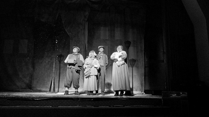 Pentas Teater Topeng UKM Universitas Maranatha, Bandung, membawakan karya Charles Dickens berjudul A Christmas Carol, 20 Januari 2024. (Foto: Salma Nur Fauziyah/BandungBergerak.id)