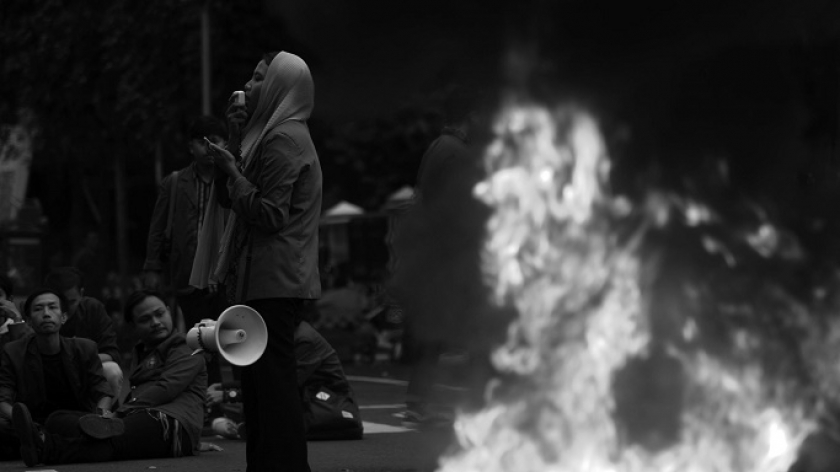 Mahasiswa menggelar aksi unjuk rasa dengan tema Amanah Konstitusi & Reformasi Dibajak Jokowi di depan Gedung Sate Bandung, 7 Februari 2024.(Foto: Prima Mulia/BandungBergerak.id)