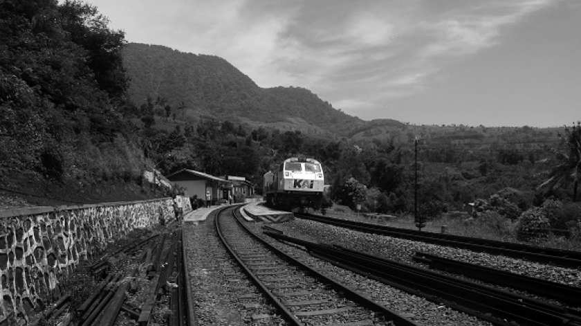 Rangkaian kereta api jarak jauh Pasundan melewati Stasiun Lebakjero (+818) di Desa Ciherang, Kecamatan Nagreg, Kabupaten Bandung,  9 April 2023. (Foto: Prima Mulia/BandungBergerak.id)