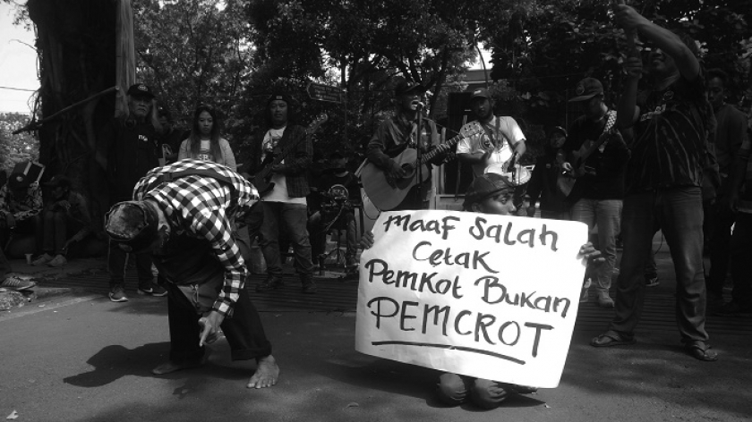 Konser Kemiskinan dan Kelaparan dimotori Kelompok Penyanyi Jalanan (KPJ) Bandung di depan gedung DPRD Kota Bandung, Senin, 20 Mei 2024. (Foto: Prima Mulia/BandungBergerak)