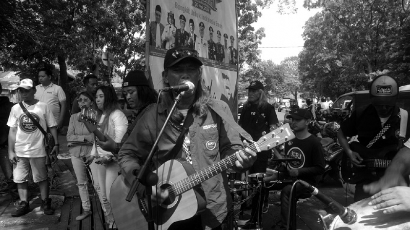 Konser Kemiskinan dan Kelaparan dimotori Kelompok Penyanyi Jalanan (KPJ) Bandung di depan gedung DPRD Kota Bandung, Senin, 20 Mei 2024. (Foto: Prima Mulia/BandungBergerak)