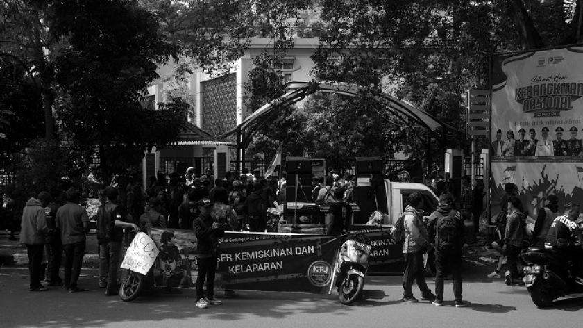 Para pengamen yang tergabung dalam KPJ menuntut pemerintah menjamin lapangan kerja, sarana dan prasarana sebagai wahana ekspresi musisi dan seniman jalanan, Senin, 20 Mei 2024. (Foto: Prima Mulia/BandungBergerak)
