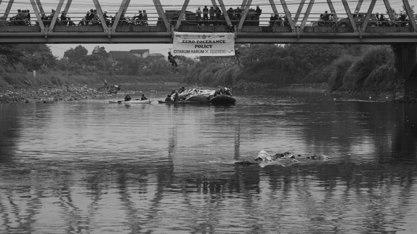 Aktivis lingkungan dari Walhi Jabar melakukan kampanye zero tolerance policy terkait program Citarum Harum di bawah jembatan Sungai Citarum di Baleendah, Kabupaten Bandung, 19 Mei 2024. (Foto: Prima Mulia/BandungBergerak)