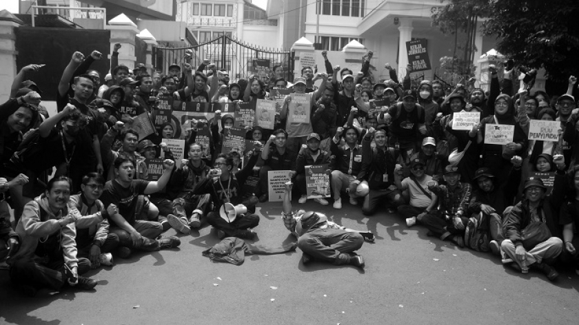 Aksi para jurnalis Bandung menolak RUU Penyiaran di DPRD Provinsi Jawa Barat di Bandung, 28 Mei 2024. (Foto: Prima Mulia/BandungBergerak)