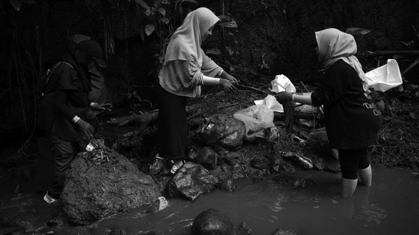 Relawan River Warriors yang diajak River Cleanup Indonesia mengumpulkan sampah Sungai Cipaganti, Bandung, 25 Mei 2024. (Foto: Prima Mulia/BandungBergerak)