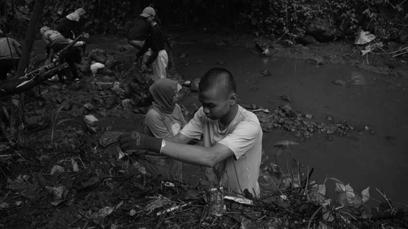 Relawan River Warriors yang diajak River Cleanup Indonesia mengumpulkan sampah Sungai Cipaganti, Bandung, 25 Mei 2024. (Foto: Prima Mulia/BandungBergerak)
