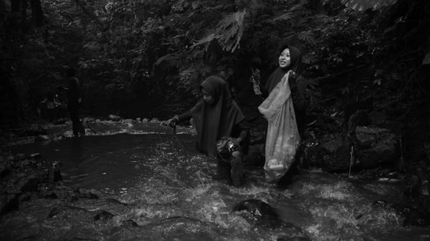 Relawan River Warriors yang diajak River Cleanup Indonesia mengumpulkan sampah Sungai Cipaganti, Bandung, 25 Mei 2024. (Foto: Prima Mulia/BandungBergerak)