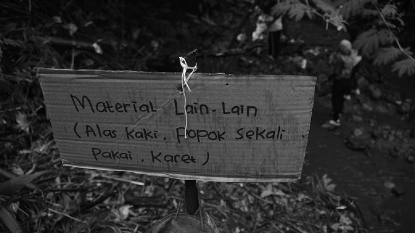 Relawan River Warriors yang diajak River Cleanup Indonesia mengumpulkan sampah Sungai Cipaganti, Bandung, 25 Mei 2024. (Foto: Prima Mulia/BandungBergerak)