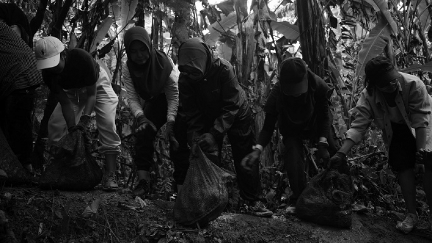 Relawan River Warriors yang diajak River Cleanup Indonesia mengumpulkan sampah Sungai Cipaganti, Bandung, 25 Mei 2024. (Foto: Prima Mulia/BandungBergerak)