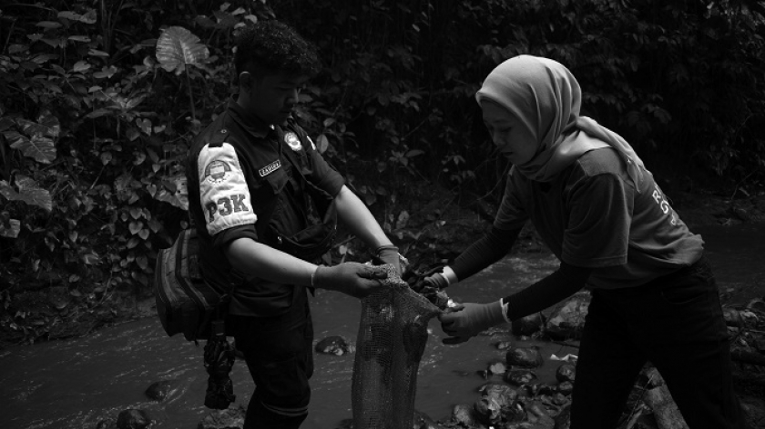 Relawan River Warriors yang diajak River Cleanup Indonesia mengumpulkan sampah Sungai Cipaganti, Bandung, 25 Mei 2024. (Foto: Prima Mulia/BandungBergerak)