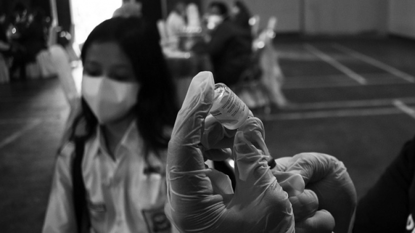 Siswi SMP menunggu disuntik dosis 1 vaksin Covid-19 di aula SMPN 2 Bandung, 14 Juli 2021. Sebanyak 2.000 dosis vaksin Covid-19 Bio Farma diberikan pada pelajar tingkat SMP, SMA atau sederajat guna mempercepat target vaksinasi harian dan target kekebalan komunal di Indonesia. (Foto: Prima Mulia)