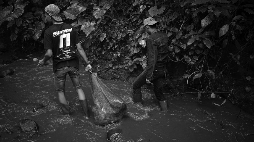Relawan River Warriors yang diajak River Cleanup Indonesia mengumpulkan sampah Sungai Cipaganti, Bandung, 25 Mei 2024. (Foto: Prima Mulia/BandungBergerak)