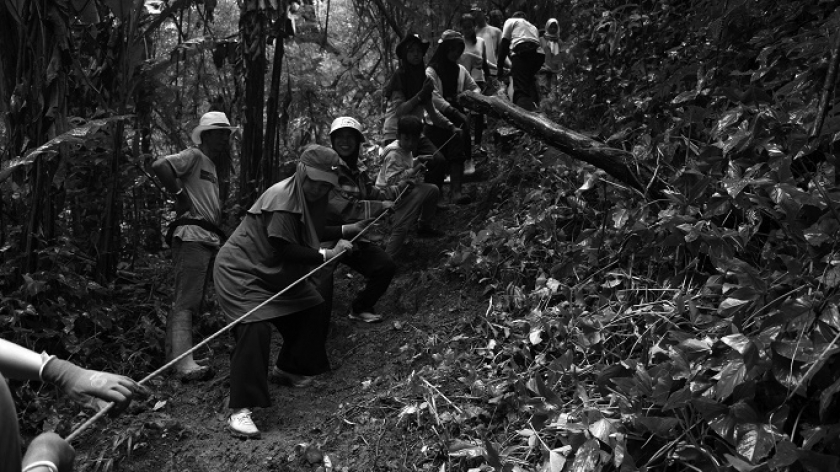 Relawan River Warriors yang diajak River Cleanup Indonesia mengumpulkan sampah Sungai Cipaganti, Bandung, 25 Mei 2024. (Foto: Prima Mulia/BandungBergerak)