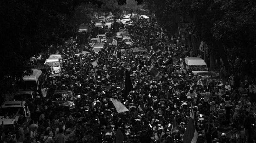 Konvoi bobotoh membuat macet total Jalan Pajajaran, Kota Bandung, saat menyambut kedatangan juara BRI Liga 1 2023/2024 Persib Bandung, 1 Juni 2024. (Foto: Prima Mulia/BandungBergerak)