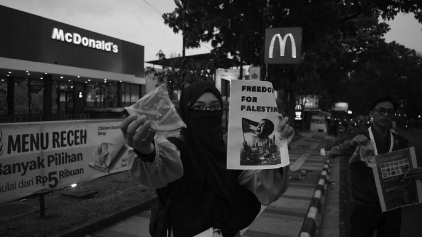 Aksi seruan boikot sebagai solidaritas terhadap Palestina di restoran cepat saji McDonalds Jalan Setiabudi, Kota Bandung, Jumat, 7 Juni 2024. (Foto: Prima Mulia/BandungBergerak)