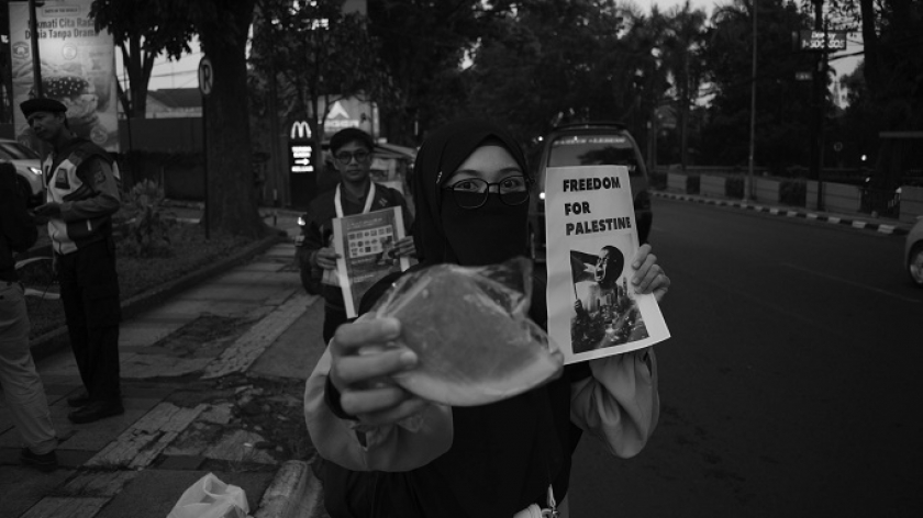 Aksi seruan boikot sebagai solidaritas terhadap Palestina di restoran cepat saji McDonalds Jalan Setiabudi, Kota Bandung, Jumat, 7 Juni 2024. (Foto: Prima Mulia/BandungBergerak)
