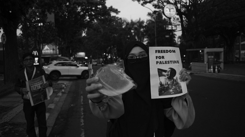 Aksi seruan boikot sebagai solidaritas terhadap Palestina di restoran cepat saji McDonalds Jalan Setiabudi, Kota Bandung, Jumat, 7 Juni 2024. (Foto: Prima Mulia/BandungBergerak)