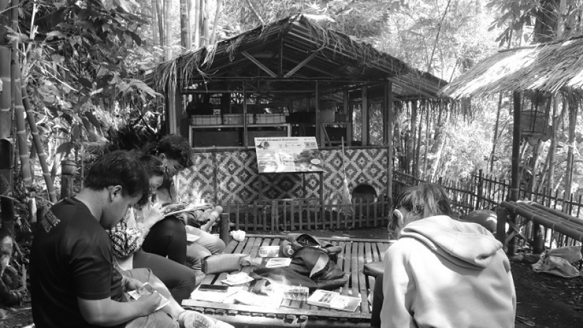Kegiatan mahasiswa melukis pemandangan alam di Komunitas Cika-cika, Bandung. (Foto: Raja Ilham/BandungBergerak)