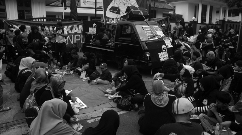 Warga Dago Elos makan siang bersama di Pengadilan Negeri Bandung, 13 Juni 2024. (Foto: Prima Mulia/BandungBergerak)
